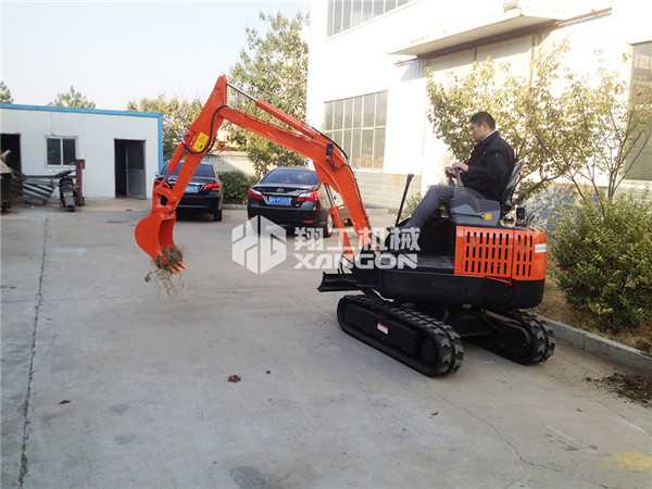 小型挖掘機(jī)